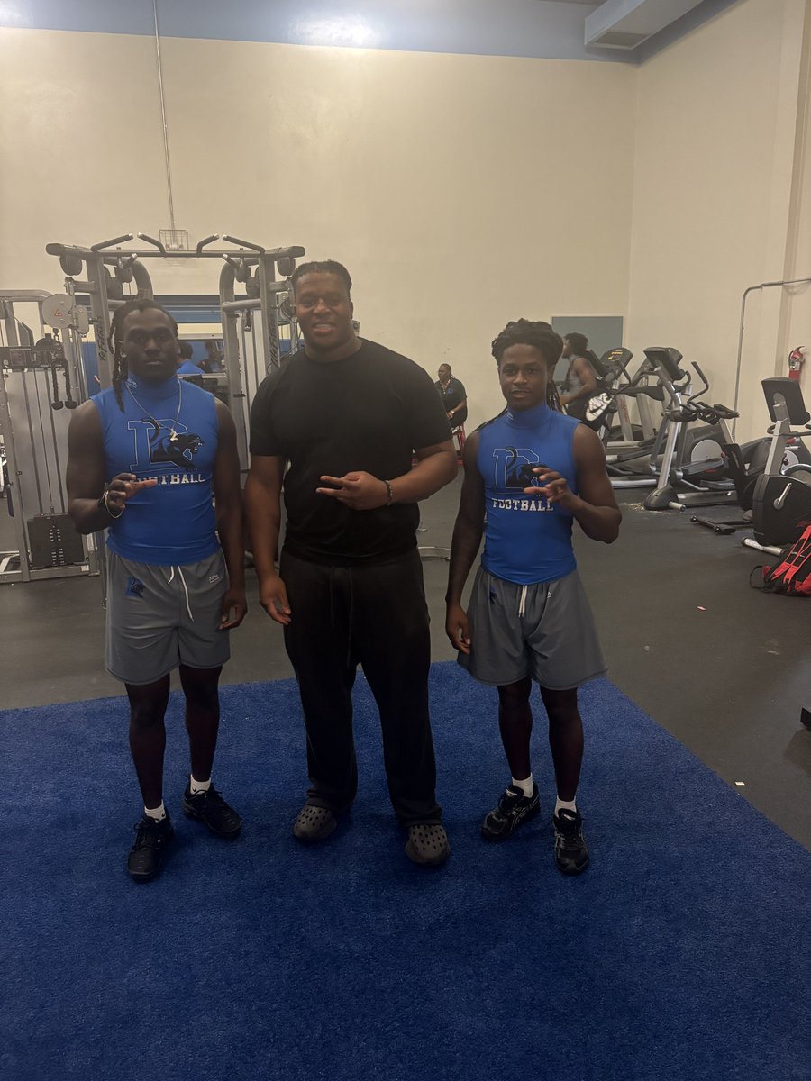 OfficialDillar2's tweet image. Thank you @ford__9 of the @ChicagoBears for stopping by to speak to our team. This is what OUR alumni do. Who will be the next one 👀🐾💯
@BCAA_Sports
@Dillard_DHS