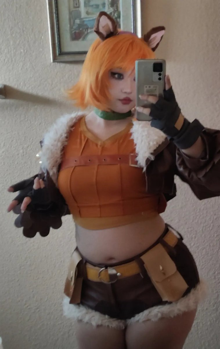 kousomii's tweet image. Squirrel girl cosplay wip !!
I need to dye the wig a little darker and finish styling it, then attach the tail to my jacket haha
Some simple selfies for now
#marvelRivals #marvelrivalscosplay #SquirrelGirl #squirrelgirlcosplay
