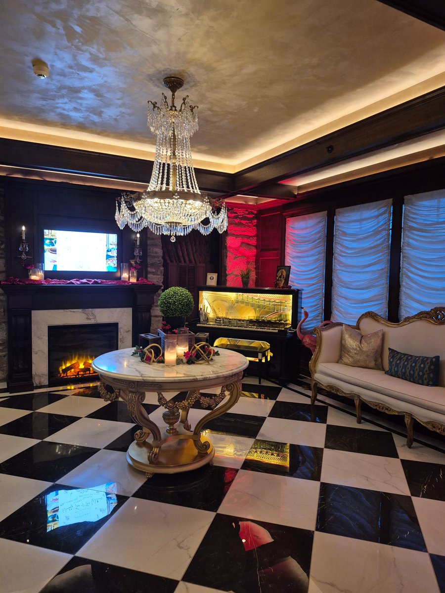 I've been to quite a few mansions over the years in my line of work and I must say that the Ashcombe Mansion in Mechanicsburg, Pa is one of the most beautiful. Read about this impressive story of historic preservation on my blog: cheeseplatesandroomservice.com/2025/07/preser… #visitpa #mechanicsburgpa