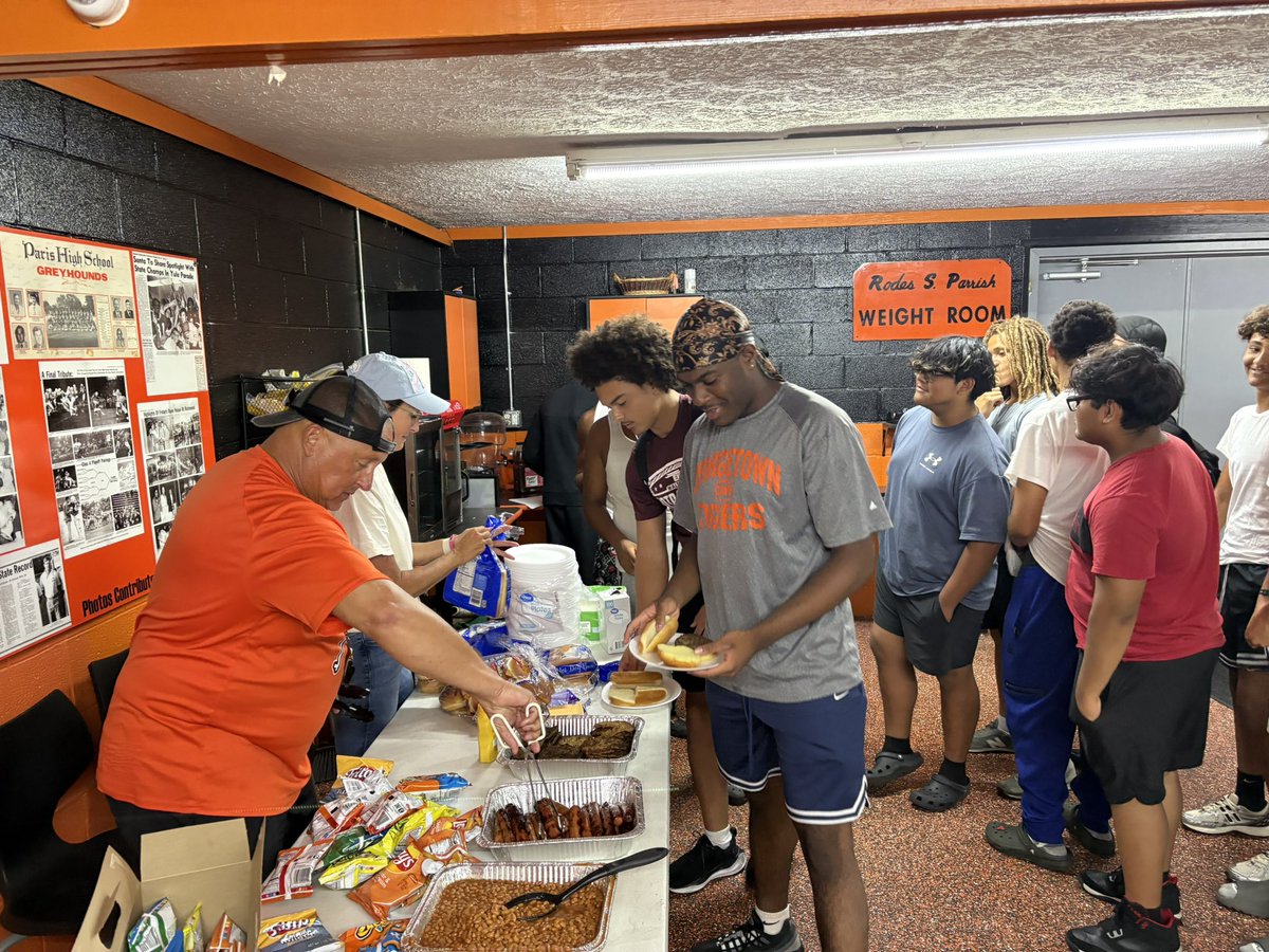 PHS_FB_KY's tweet image. Thanks to Mrs. Mason and family for feeding our Guys tonight!!  #ParisPride #HustlinHounds