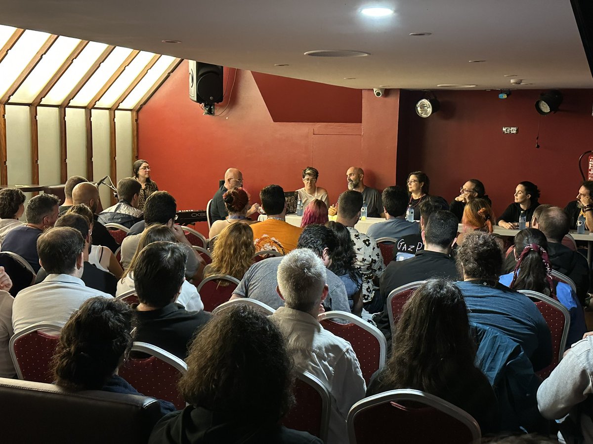 festivalcelsius's tweet photo. La medianoche, esa hora maravillosa, nos sorprendió echando una partida de rol a Ten Candles. Qué mejor manera de pasar del jueves al viernes en el #celsius2025 https://t.co/CL3FqvQdpB