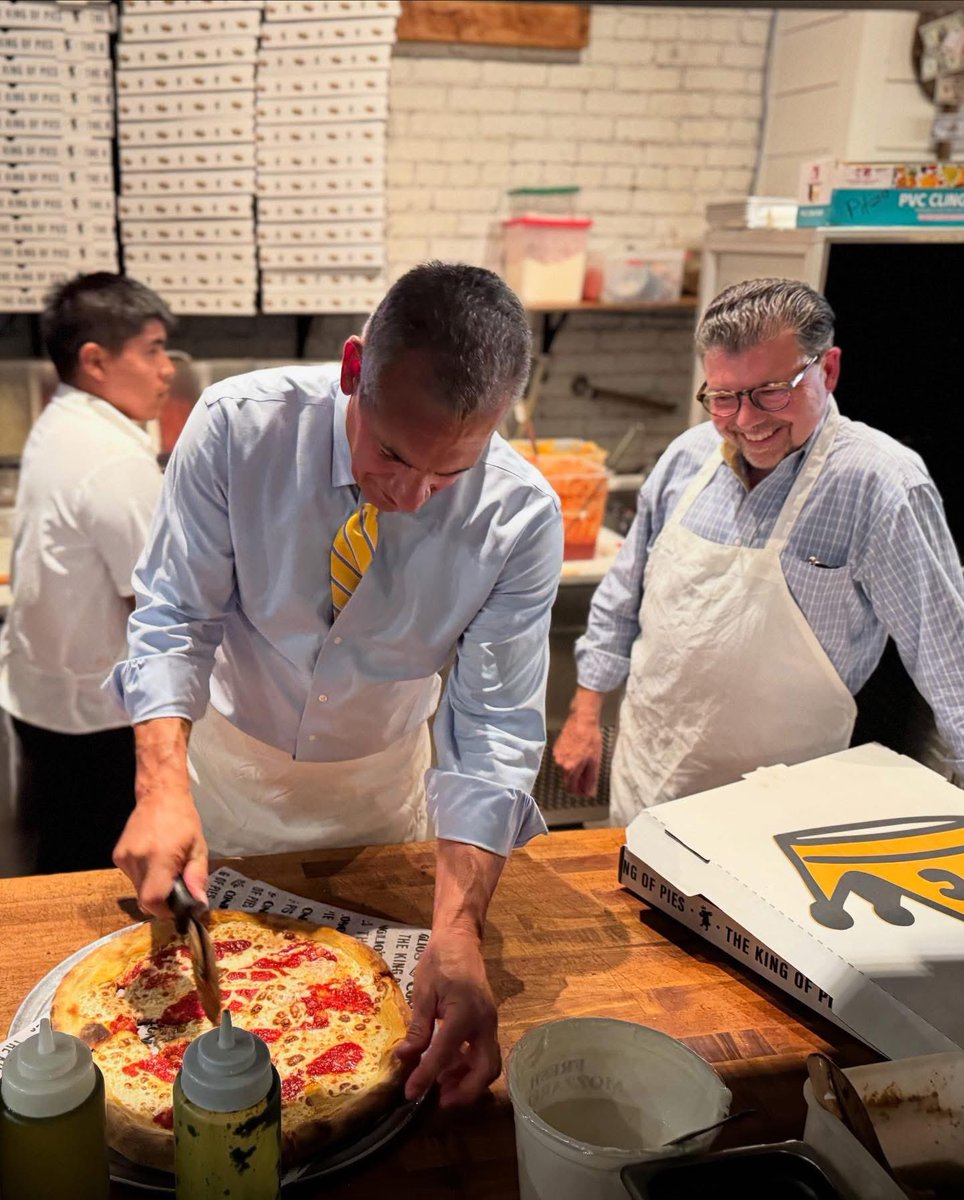 Jack4NJ's tweet image. As a proud Italian, whose parents owned a restaurant bar, I’m always happy to jump into the kitchen - especially making pizza!
Thanks to @coniglios in Morristown for letting me join the operation today.
As Governor, I’ll roll up my sleeves and do the hard work to fix what’s…