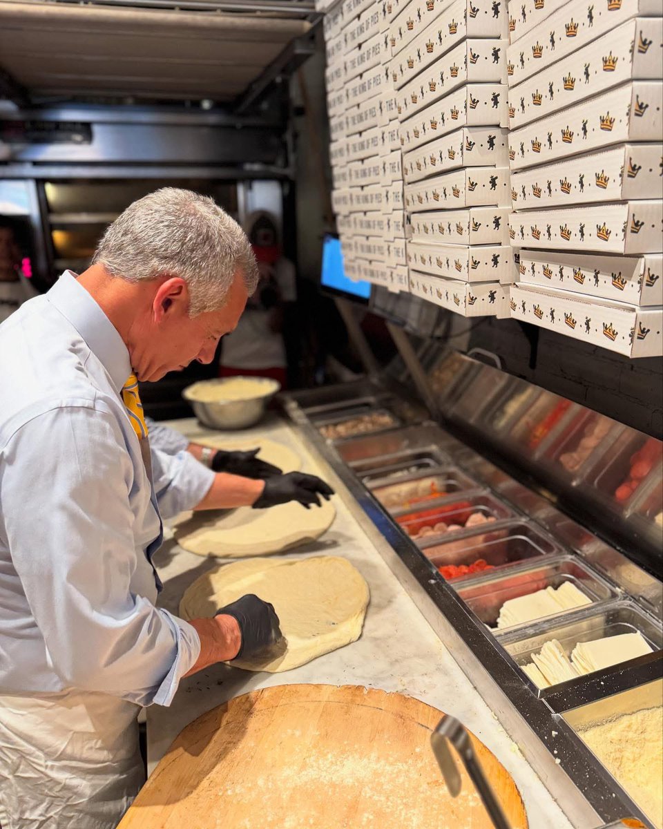 Jack4NJ's tweet image. As a proud Italian, whose parents owned a restaurant bar, I’m always happy to jump into the kitchen - especially making pizza!
Thanks to @coniglios in Morristown for letting me join the operation today.
As Governor, I’ll roll up my sleeves and do the hard work to fix what’s…
