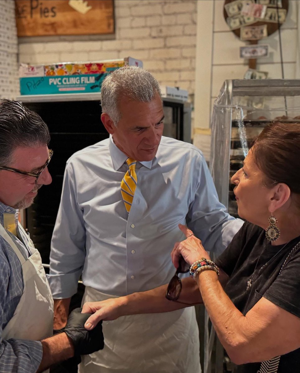 Jack4NJ's tweet image. As a proud Italian, whose parents owned a restaurant bar, I’m always happy to jump into the kitchen - especially making pizza!
Thanks to @coniglios in Morristown for letting me join the operation today.
As Governor, I’ll roll up my sleeves and do the hard work to fix what’s…