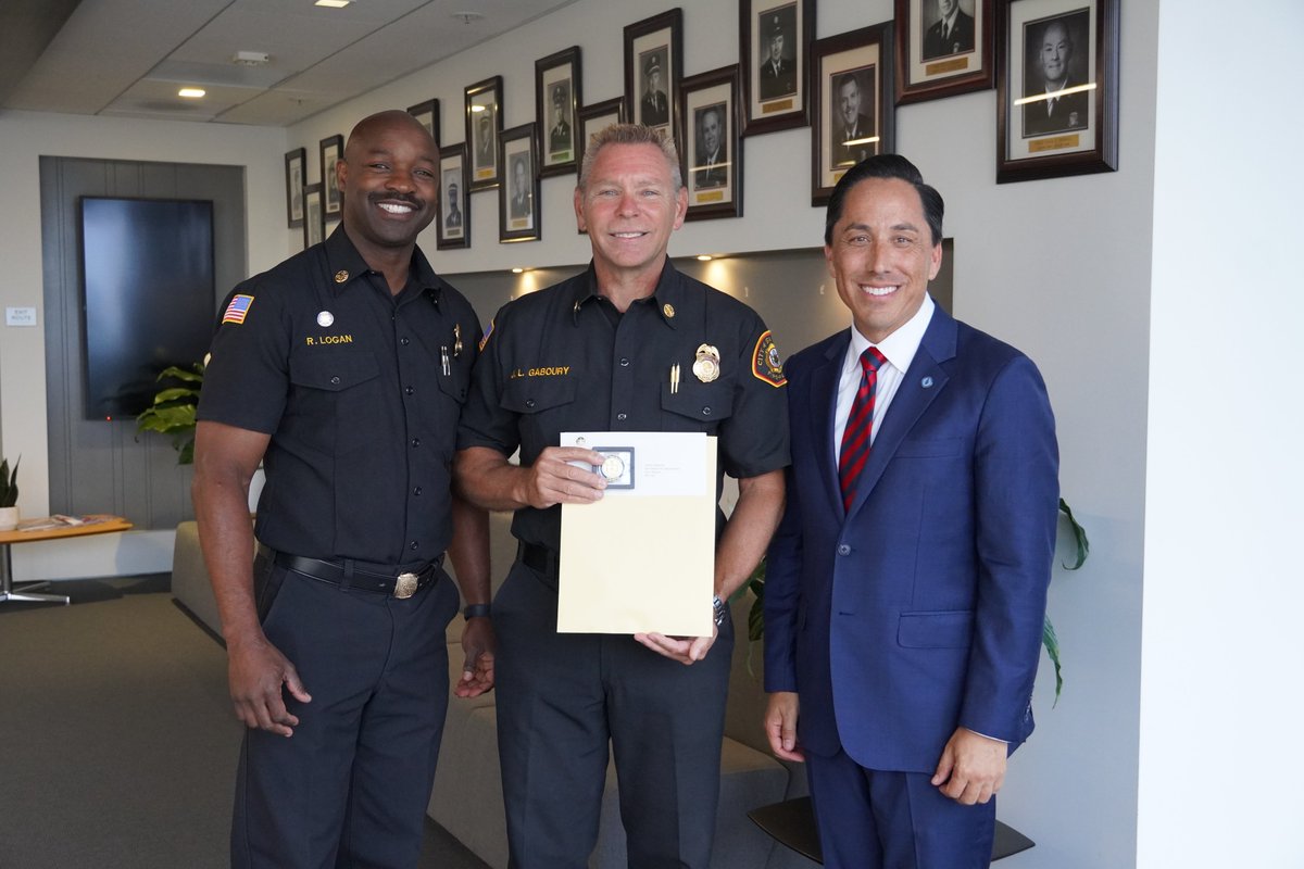 MayorToddGloria's tweet image. Today we honored Assistant Chief James Gaboury for 35 years of service to @SDFD. His leadership has shaped generations of first responders across the city. Thank you for your loyalty and incredible service, Chief Gaboury. #Forward #ForAllofUs