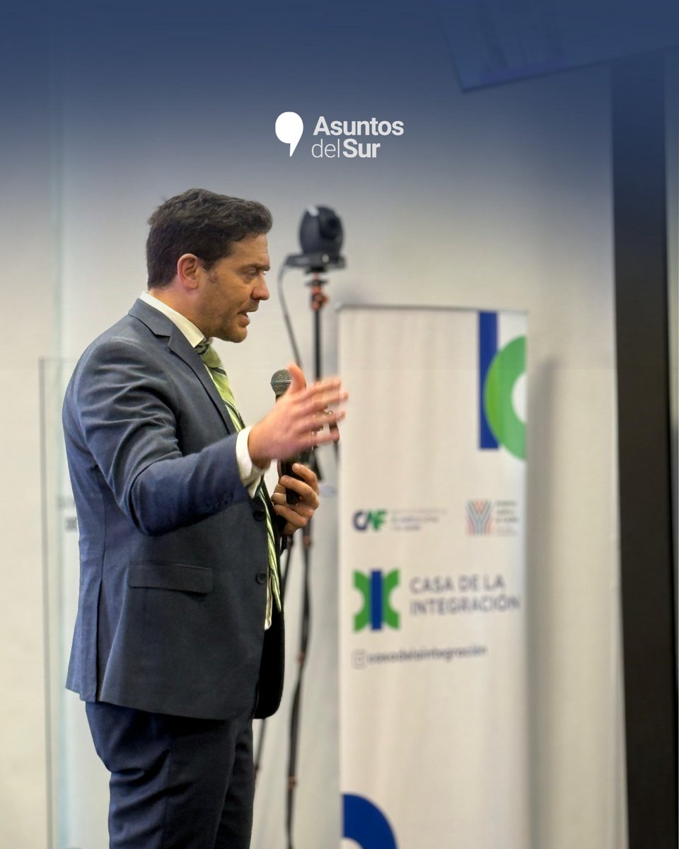 AsuntosDelSur's tweet image. ¿Cómo innovar desde el Estado en ALC?
Estuvimos en el Bootcamp liderado por @AgendaCAF y universidades, compartiendo nuestra mirada desde el Sur Global:
✅ Innovar para superar las trampas del desarrollo
✅ Diseñar sistemas públicos efectivos
✅ Cocrear, anticipar, medir