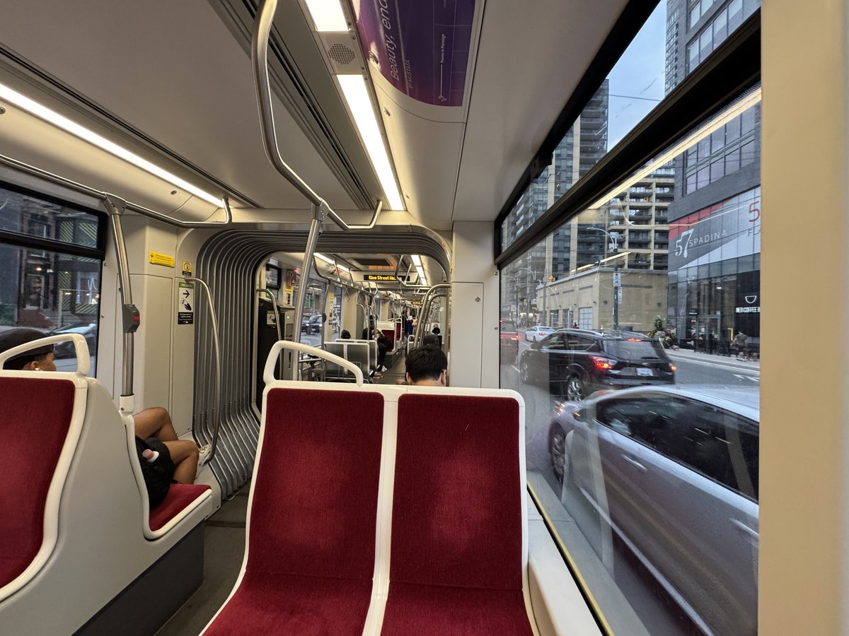 AlexanderGlista's tweet image. Streetcars in their own lanes = bare minimum. Do this more Toronto.