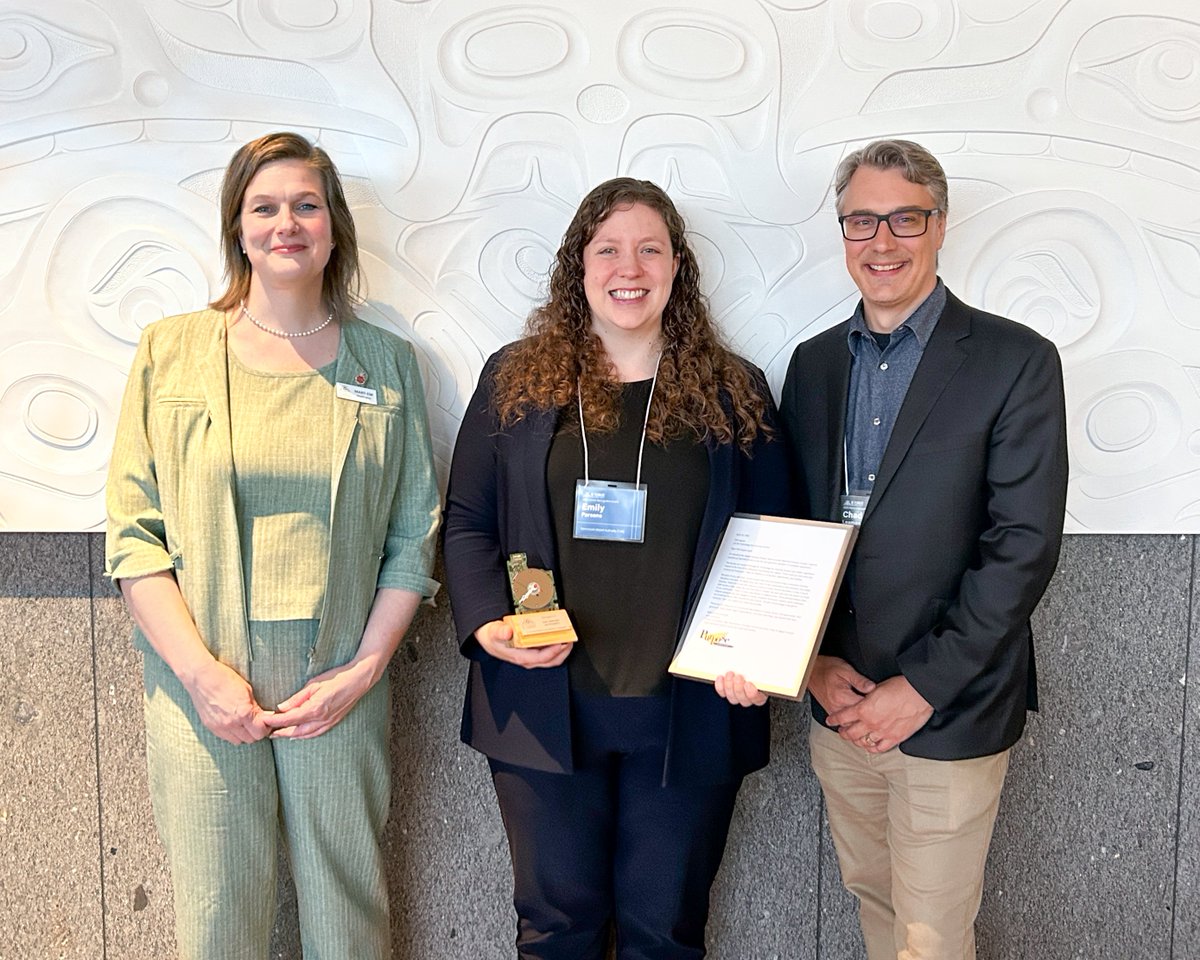 YVRaeroport's tweet image. 💻 YVR est fier de recevoir le prix « Connecting Canadians » de Tech For Learning, une reconnaissance du travail remarquable de notre équipe des objets trouvés. Depuis 2021, nous avons fait don de 500+ ordinateurs — une belle illustration de notre engagement envers la communauté…