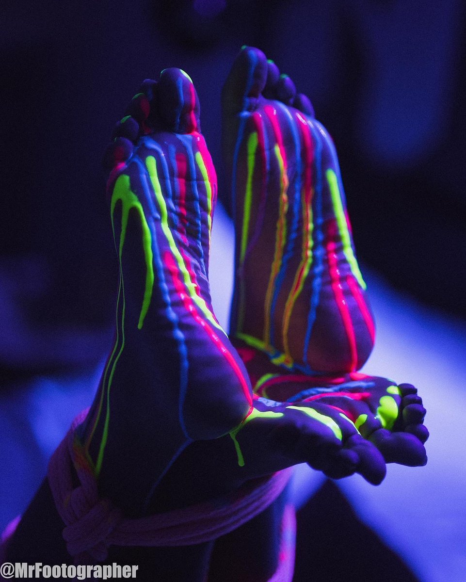 Started off clean…
Then it got messy. 😈
One color at a time.