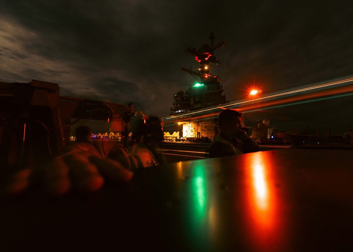 USFleetForces's tweet image. 🚨 Night Light 🚨
Come sundown, the USS Gerald R. Ford’s flight deck turns into a professional light show, with Aviation Boatswain's Mates directing aircraft to the catapults and from the landing area.
@CVN78_GRFord