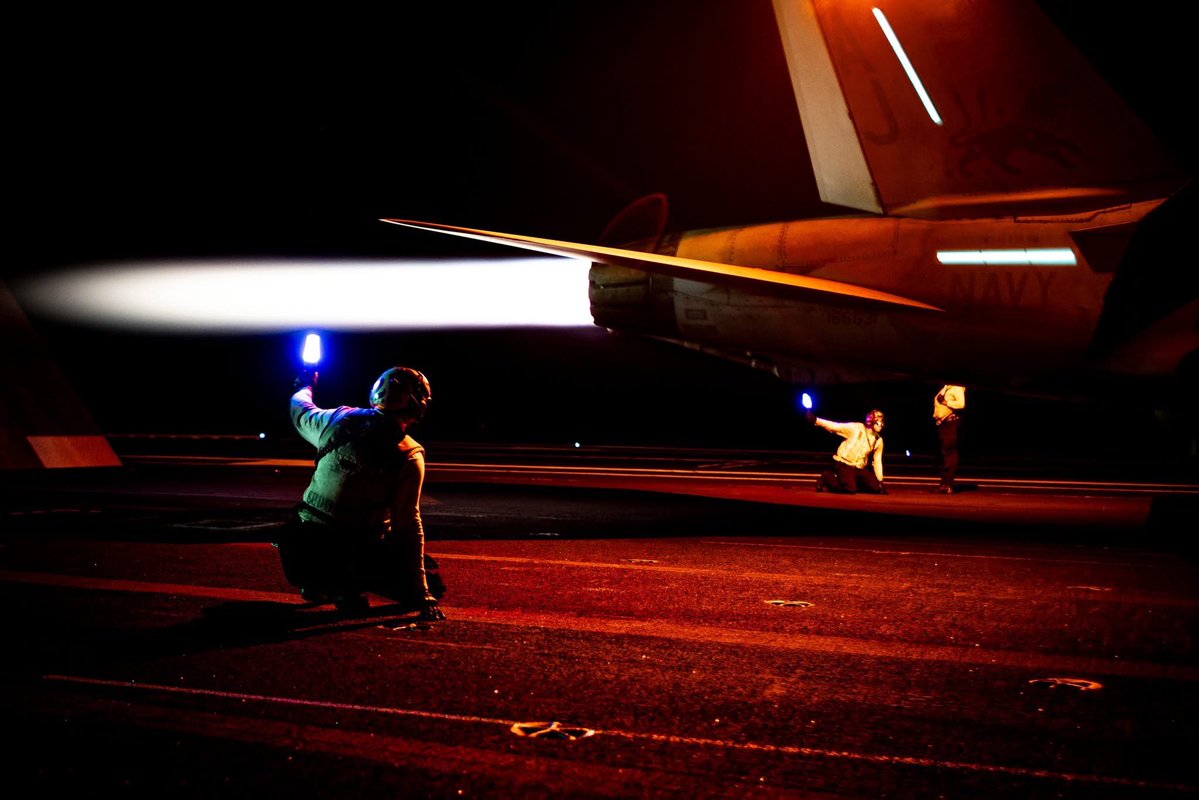 USFleetForces's tweet image. 🚨 Night Light 🚨
Come sundown, the USS Gerald R. Ford’s flight deck turns into a professional light show, with Aviation Boatswain's Mates directing aircraft to the catapults and from the landing area.
@CVN78_GRFord