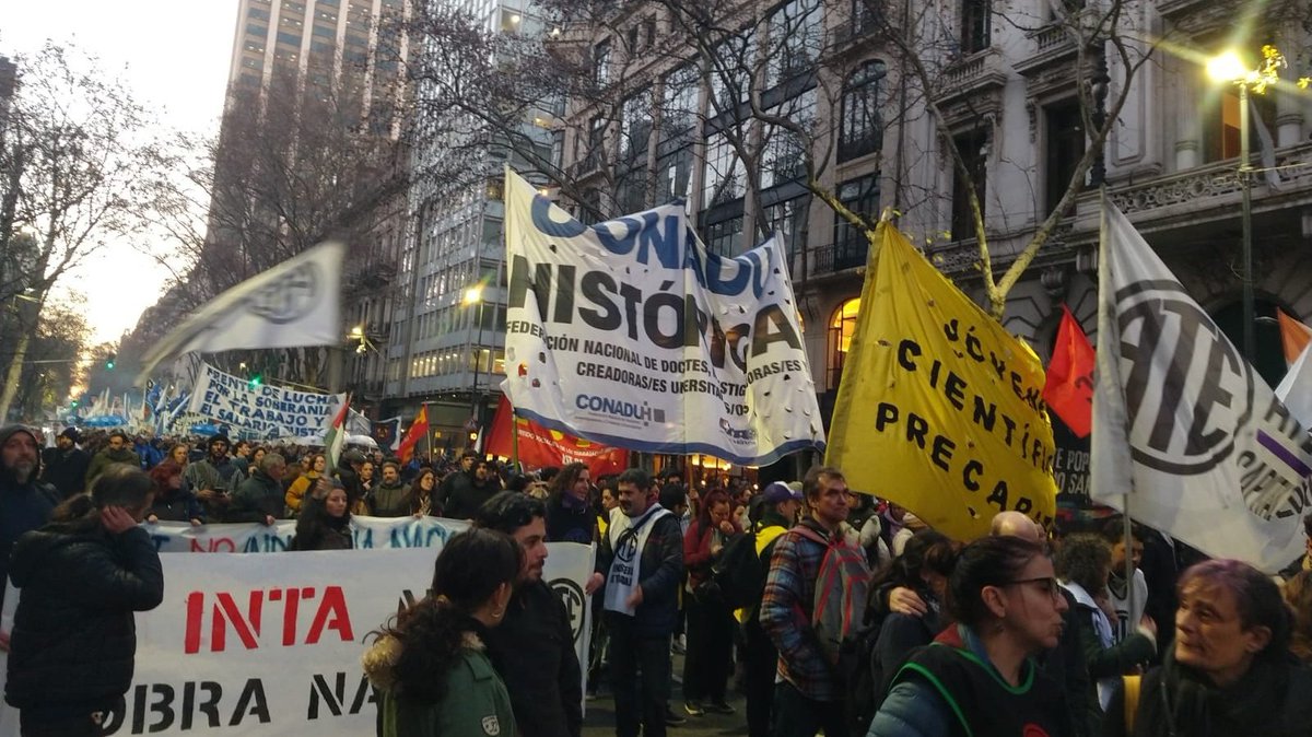 Lxs trabajadorxs de la ciencia estuvimos presentes en la gran marcha por el Garrahan, la salud pública y todas las luchas. ¡Unidad de lxs trabajadorxs! ✊🏼🔥
#Garrahan #CONICET #Agencia #INTI #INTA