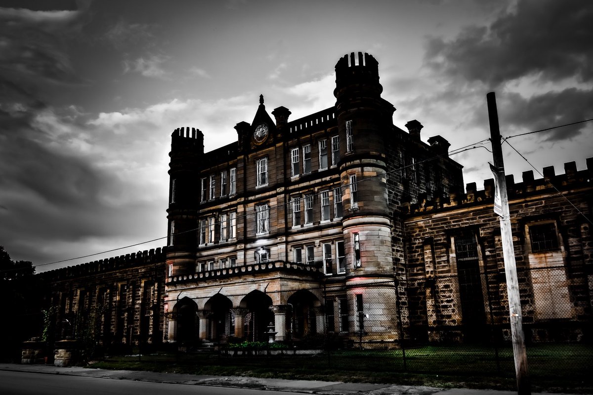 In Moundsville, WV stands a gothic structure that once held the worst of the worst. After its closure, it became clear… some sentences never truly end.

Appalachian Nightmares continues at the West Virginia Penitentiary — streaming now 🗝️

youtu.be/7OO1Zg7Fofw?si…