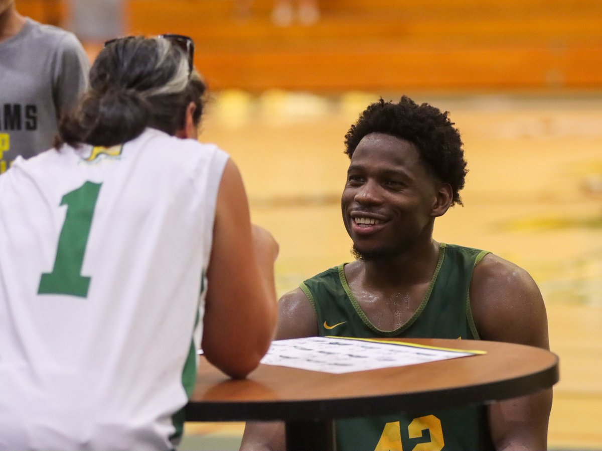 NichHall's tweet image. Awesome night celebrating the past & present of
@UVMmbb as the @GreenMountMen get set for
@thetournament in Syracuse this weekend.
Great to have @ryenarussillo sitting courtside &
@Durquhart11 finishing the night with a dunk winner. #LetsRally