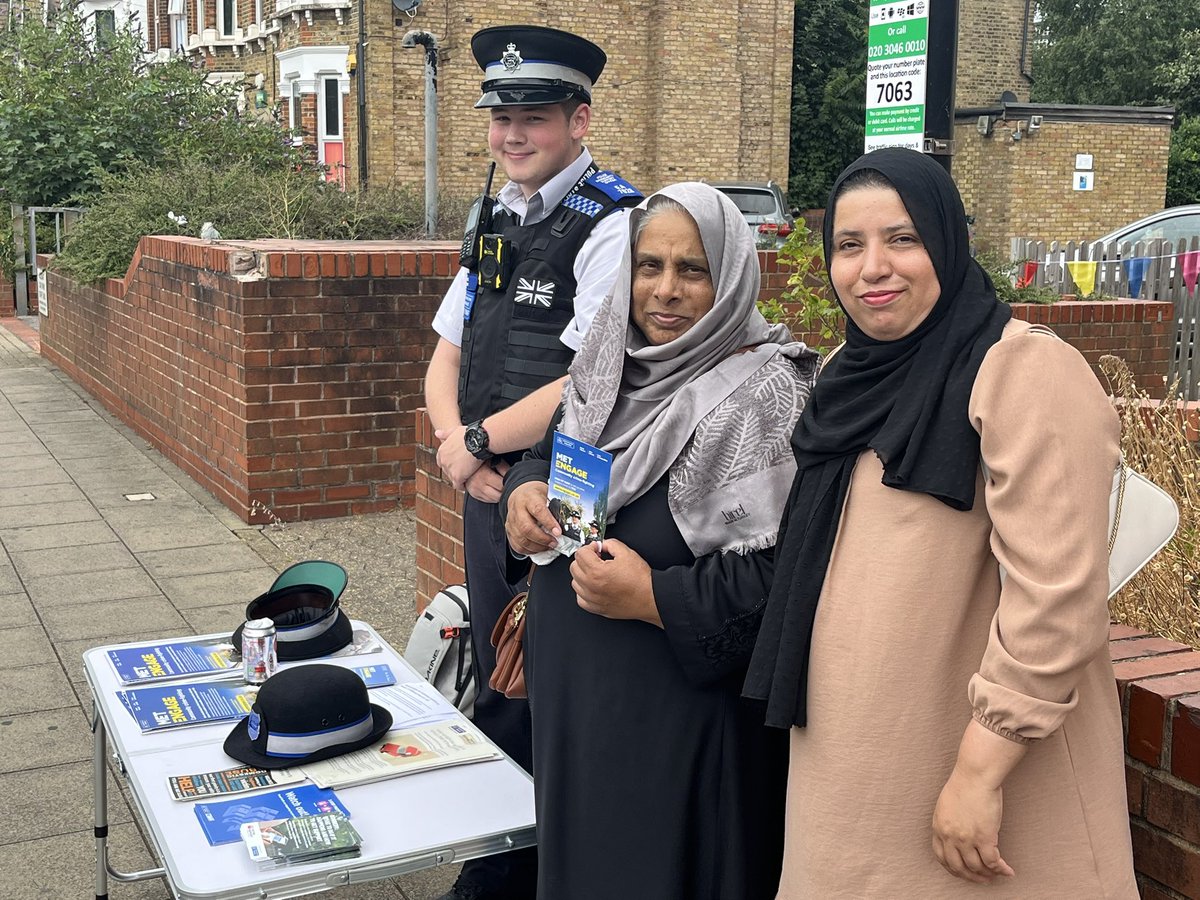MPSClementswood's tweet image. A successful crime prevention stall today on Mildmay Road promoting Met Engage & discussing ASB.
@MPSClementswood
@MPSLoxford
@MPSRedbridge
@MPSIlfordTown