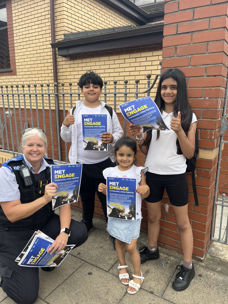 MPSClementswood's tweet image. A successful crime prevention stall today on Mildmay Road promoting Met Engage & discussing ASB.
@MPSClementswood
@MPSLoxford
@MPSRedbridge
@MPSIlfordTown