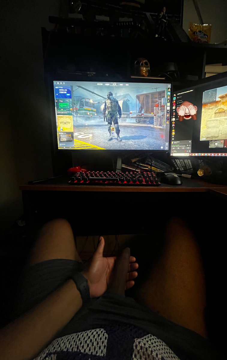 mobbosdl's tweet photo. Always distracted when gaming https://t.co/NJmK4B1zsQ