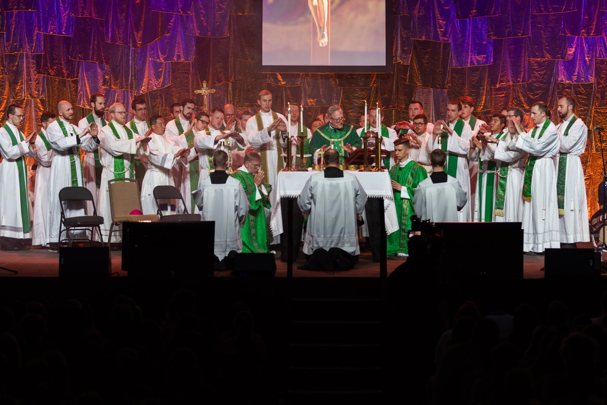 BishopBarron's tweet image. Friends, each summer, the Diocese of Winona-Rochester offers young people a wonderful opportunity to encounter Christ at the Steubenville Youth Conference.
On Sunday, I celebrated the conference’s closing Mass. Please join me in praying for the young men and women in attendance!