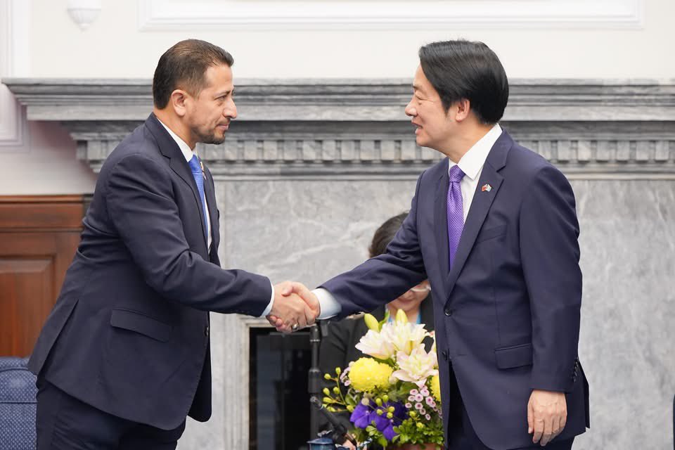 chia_lung's tweet image. Honored to welcome Guatemalan Congress President Nery Ramos y Ramos to Taiwan. A true friend, he firmly supports Taiwan’s global participation and opposes China’s misinterpretation of UNGA Resolution 2758. #Taiwan & #Guatemala will deepen ties in semiconductors, education & more.