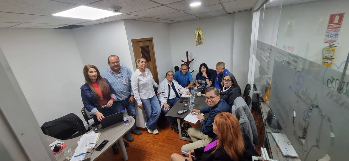 fecode's tweet photo. En desarrollo del Paro Distrital y, por presión del mismo, se logró una reunión de la ADE y FECODE con la Fiduprevisora, hacia el mediodía de hoy, mientras se mantenía la movilización en las afueras de la entidad.
La fiducia confirmó que la propuesta de manual tarifario y de las entidades médicas acreditadas, que aspiran a pertenecer en el primer nivel de atención, está lista para ser sometida a la aprobación del Consejo Directivo del FOMAG, el cual está convocado para mañana.
Se resaltó la importancia de revisar que las siete entidades aspirantes en Bogotá, para conformar y ampliar la red, tengan fortaleza en promoción y prevención.
-En oncología, se informó el avance sustancial en la concreción del contrato con el Instituto Cancerológico. 
-Respecto a los otros niveles y especialidades, se acordó que deben existir mínimo dos entidades acreditadas. 
-En cuanto a las proveedoras de medicamentos, reiteramos y se aceptó que no pueden participar, entidades que hayan incumplido los términos.
-En salud mental, se materializó el contrato con la Clínica Monserrat y Subred sur Hospital Mental Kennedy. 
-Sobre prestaciones sociales se convino una reunión específica para el 29 de julio.
-Igualmente, en fecha próxima, para hacer seguimiento al programa de Salud y Seguridad del Trabajo (SST); como también, del Comité Regional del FOMAG.
Una vez terminó la reunión, ADE y FECODE, en voz de Raúl Vásquez, vicepresidente de la ADE, presentaron un informe al magisterio congregado masivamente frente a las oficinas de Fiduprevisora. 
Por parte, FECODE reiteró el llamado al Gobierno Nacional para declarar en sesión permanente el Consejo Directivo del FOMAG.
Igualmente, ADE y FECODE denuncian ante la opinión pública que, mientras las maestros y maestras, luchan por garantizar el derecho a la salud en conexidad con la vida, la administración de Galán anunció nuevas represalias contra el magisterio, las cuales rechazamos https://t.co/LTBdPF00t4 respecto, elevaremos denuncias ante instancias nacionales e internacionales.