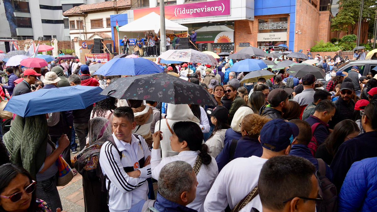 fecode's tweet photo. En desarrollo del Paro Distrital y, por presión del mismo, se logró una reunión de la ADE y FECODE con la Fiduprevisora, hacia el mediodía de hoy, mientras se mantenía la movilización en las afueras de la entidad.
La fiducia confirmó que la propuesta de manual tarifario y de las entidades médicas acreditadas, que aspiran a pertenecer en el primer nivel de atención, está lista para ser sometida a la aprobación del Consejo Directivo del FOMAG, el cual está convocado para mañana.
Se resaltó la importancia de revisar que las siete entidades aspirantes en Bogotá, para conformar y ampliar la red, tengan fortaleza en promoción y prevención.
-En oncología, se informó el avance sustancial en la concreción del contrato con el Instituto Cancerológico. 
-Respecto a los otros niveles y especialidades, se acordó que deben existir mínimo dos entidades acreditadas. 
-En cuanto a las proveedoras de medicamentos, reiteramos y se aceptó que no pueden participar, entidades que hayan incumplido los términos.
-En salud mental, se materializó el contrato con la Clínica Monserrat y Subred sur Hospital Mental Kennedy. 
-Sobre prestaciones sociales se convino una reunión específica para el 29 de julio.
-Igualmente, en fecha próxima, para hacer seguimiento al programa de Salud y Seguridad del Trabajo (SST); como también, del Comité Regional del FOMAG.
Una vez terminó la reunión, ADE y FECODE, en voz de Raúl Vásquez, vicepresidente de la ADE, presentaron un informe al magisterio congregado masivamente frente a las oficinas de Fiduprevisora. 
Por parte, FECODE reiteró el llamado al Gobierno Nacional para declarar en sesión permanente el Consejo Directivo del FOMAG.
Igualmente, ADE y FECODE denuncian ante la opinión pública que, mientras las maestros y maestras, luchan por garantizar el derecho a la salud en conexidad con la vida, la administración de Galán anunció nuevas represalias contra el magisterio, las cuales rechazamos https://t.co/LTBdPF00t4 respecto, elevaremos denuncias ante instancias nacionales e internacionales.