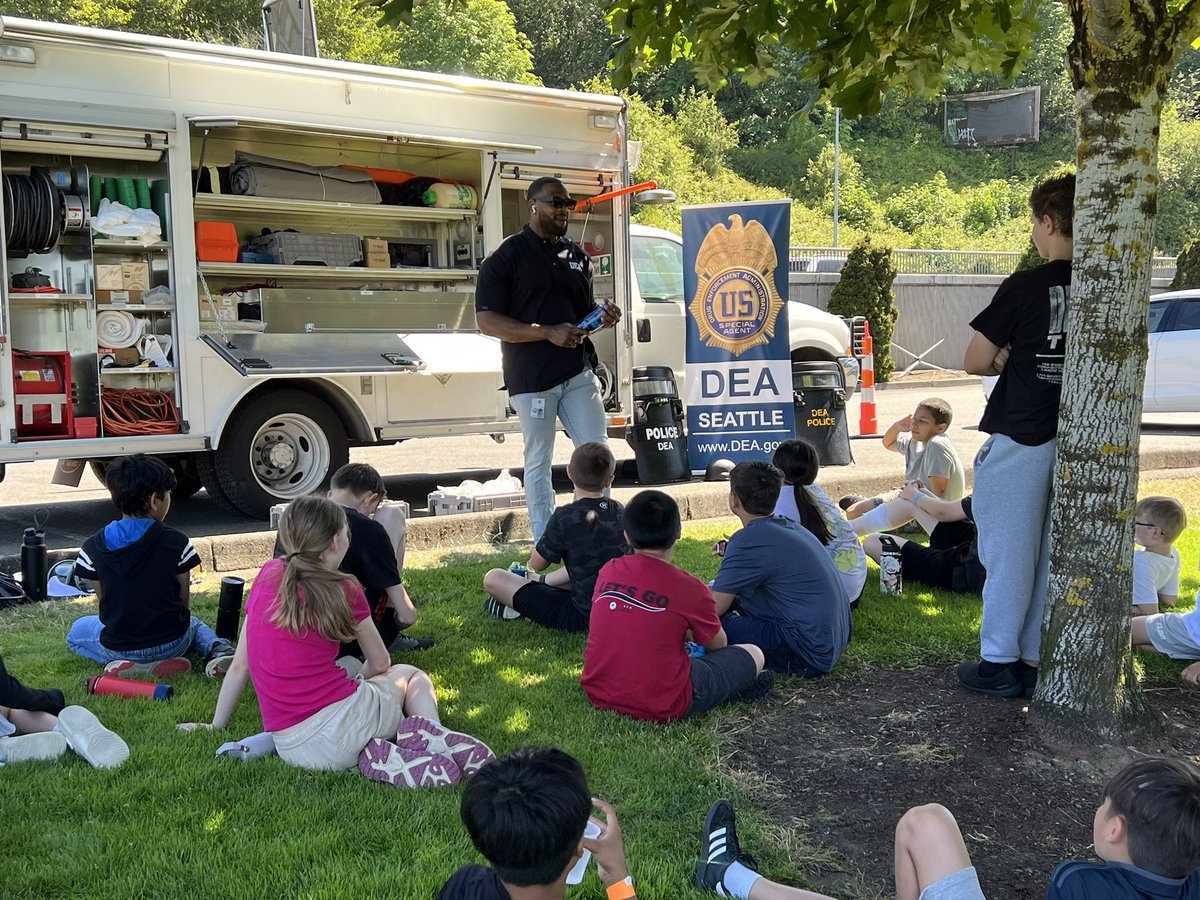 DEASEATTLEDiv's tweet image. “It’s been awesome times a million!”
—A middle schooler’s reaction to his week at the Renton Police Youth Academy.
DEA was so glad to be a part of this valuable community outreach with our law enforcement partners at @RentonpdWA @wastatepatrol @KingCoSheriff @DEAHQ