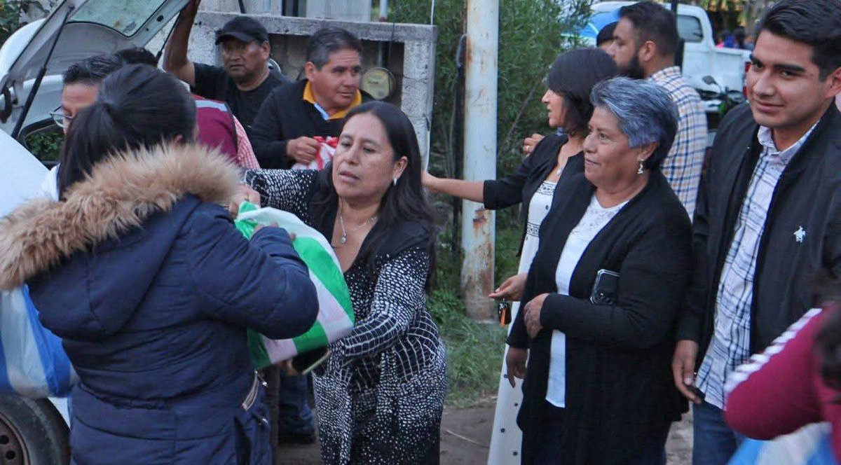 ObservadorMX (@mx_observa) on Twitter photo #Municipios 🌊 Tras el desbordamiento del río Zapatero en #Cuautlancingo, el alcalde <a href="/omarmunooz/">Omar Muñoz</a> encabezó la entrega de apoyos a familias afectadas en la inspectoría Nuevo León y anunció un proyecto integral de drenaje, pavimentación y alumbrado para mitigar futuras afectaciones. #Municipios 🌊 Tras el desbordamiento del río Zapatero en #Cuautlancingo, el alcalde <a href="/omarmunooz/">Omar Muñoz</a> encabezó la entrega de apoyos a familias afectadas en la inspectoría Nuevo León y anunció un proyecto integral de drenaje, pavimentación y alumbrado para mitigar futuras afectaciones.