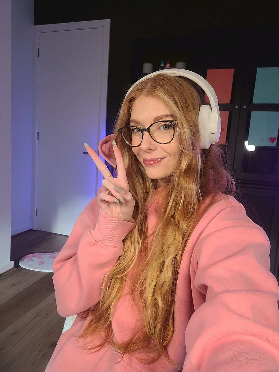 BACK TO WINTER! OMG. Streamathon is on pause. Today is a catch up daaaayyy! Come and hang out! twitch.tv/emmzyplays #streamer #winter