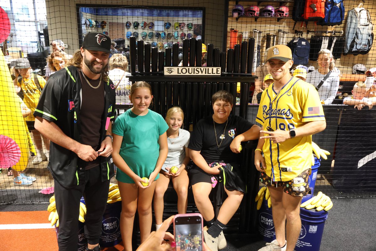 prime_mw's tweet image. The Bananas are HERE 🍌🔥
Smiles, selfies &amp;amp; nonstop fun at Prime Sports — and we’re just getting started!
Get down here and GO BANANAS 💛🖤
#BananaBall #SavannahBananas #PartyAnimals #PrimeSportsMidwest