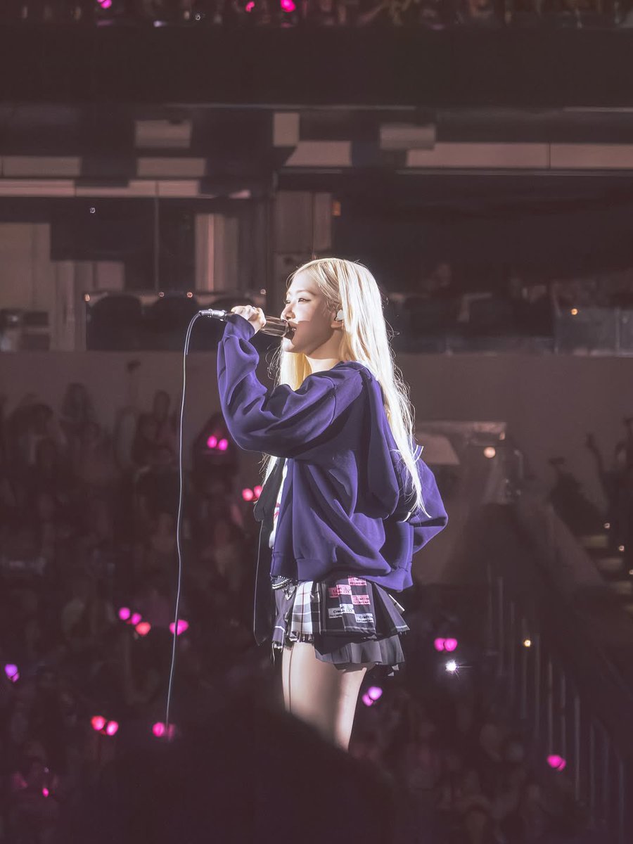 filmrosiee's tweet photo. 250718 #ROSÉ at the LA Deadline world tour 🖤 (📸 jiayoli_) https://t.co/LPviAdaSl0