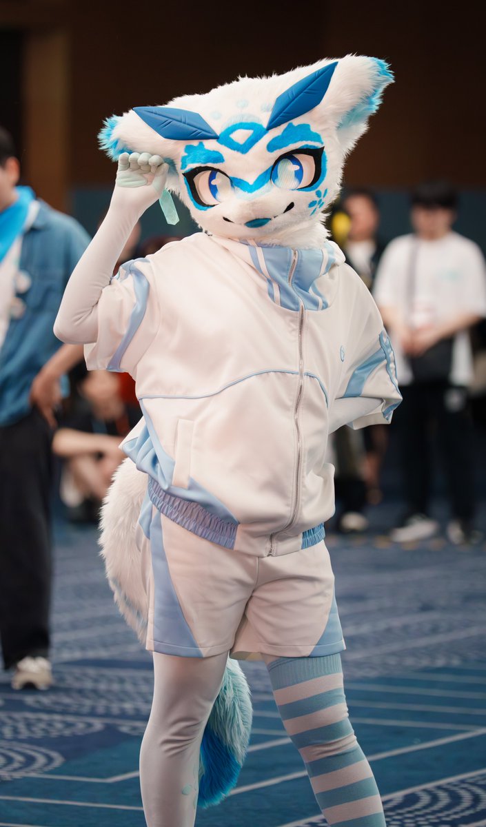 오, 라일락 꽃이 지는 날 goodbye
이런 결말이 어울려
안녕, 꽃잎 같은 안녕

#FursuitEveryday #fursuit #青華記