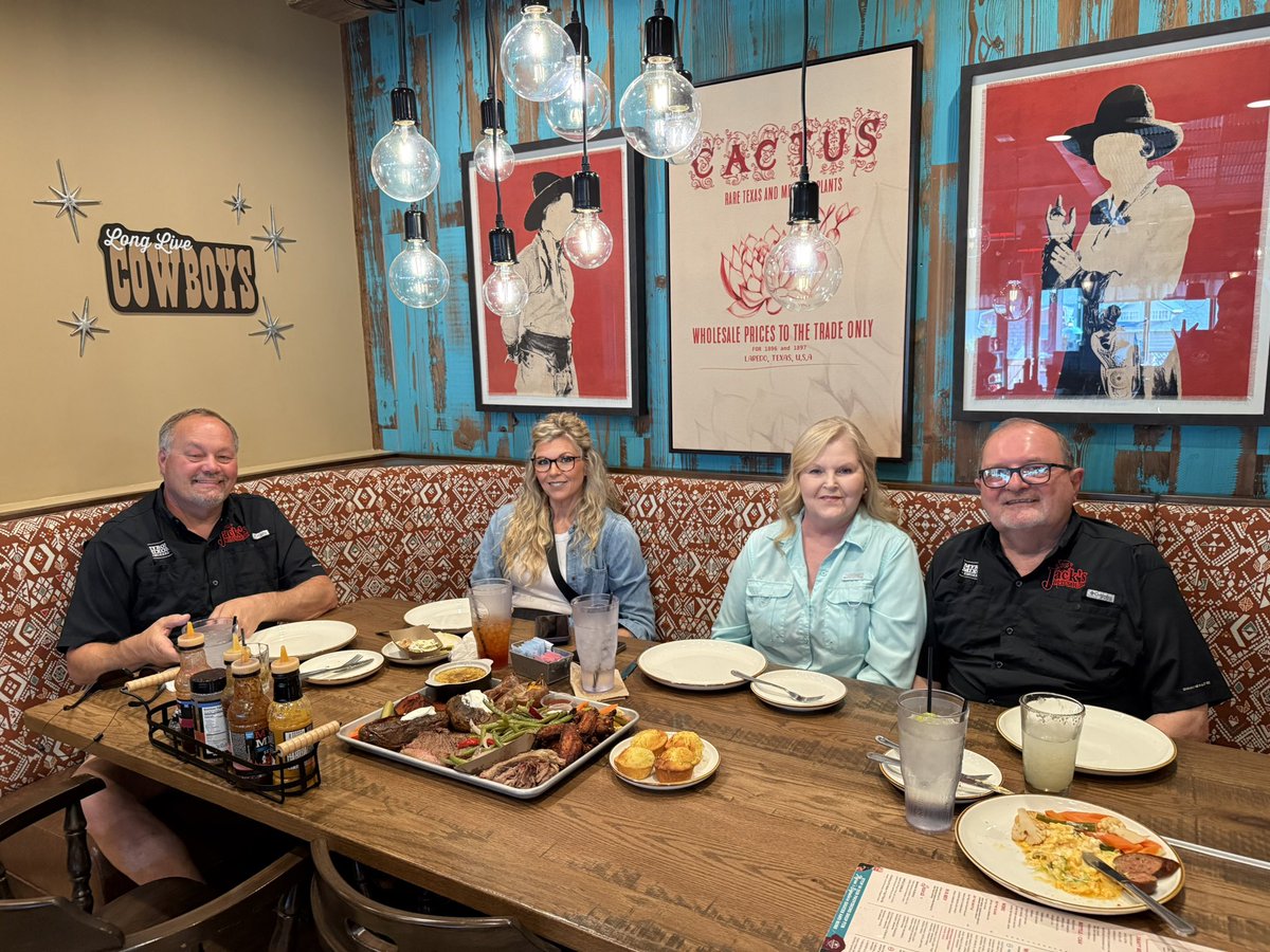 wjwheeler54's tweet image. Cheers! We made it to @Lord_of_Q Myron Mixon BBQ Company in Gatlinburg right before the toad strangler. Lots of food and reasonable prices. We each had our favorites. Mine was the smoked wings, jalapeño smoked sausage, pimento cheese, pork rinds and margaritas.