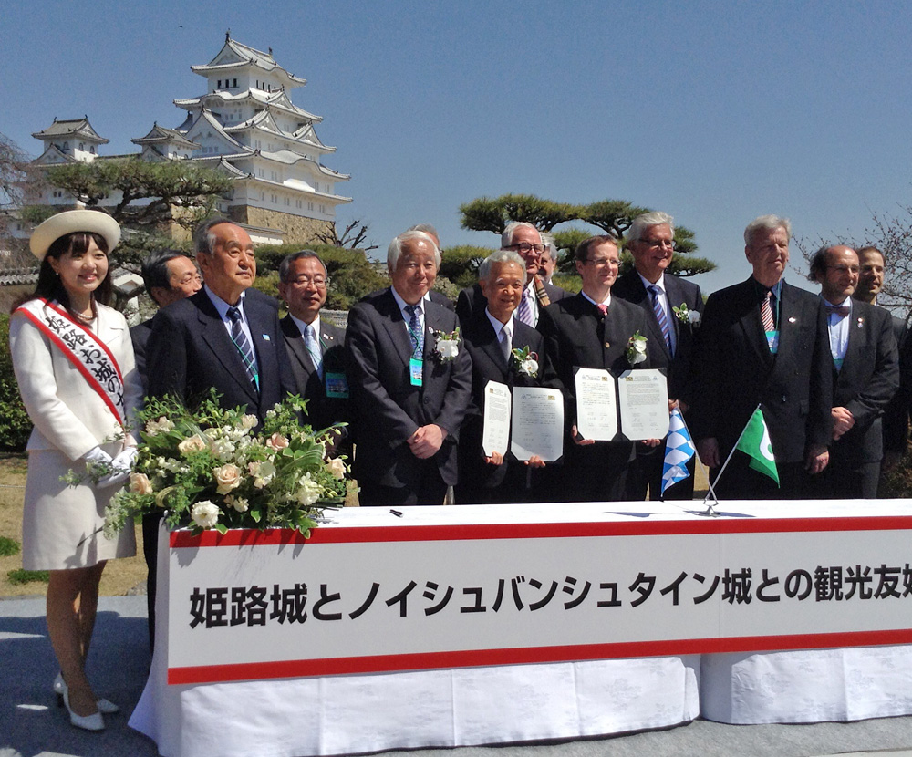 GermanyinWestjp's tweet image. 新 #世界遺産「ルートヴィヒ2世の名城群」紹介1⃣
🇩🇪で最も人気のある観光地の一つ #ノイシュバンシュタイン城 は2015年に #姫路城 と観光友好交流協定を結んでいます
姫路城の別名は白鷺城、そしてノイシュヴァンシュタイン城を直訳すると新白鳥石城🦢
t1p.de/egygg