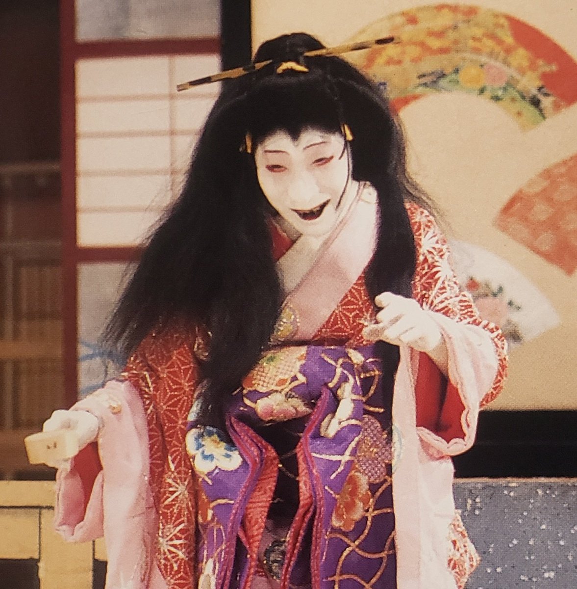 katsukame's tweet image. 「国宝」見て買った女形
六世中村歌右衛門の写真集
初舞台が大正11年というから、TVでちらっと見たことあるくらいでリアルタイムでは流石に知らないが、昔は当世最高の女形は喜久雄のモデルであろう、玉三郎か歌右衛門かと侃々諤々の争いがあったとか。
この写真だけでもなんかヤバいぞ…