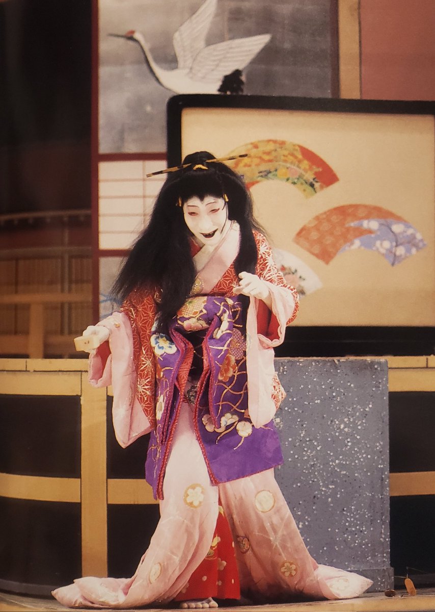 katsukame's tweet image. 「国宝」見て買った女形
六世中村歌右衛門の写真集
初舞台が大正11年というから、TVでちらっと見たことあるくらいでリアルタイムでは流石に知らないが、昔は当世最高の女形は喜久雄のモデルであろう、玉三郎か歌右衛門かと侃々諤々の争いがあったとか。
この写真だけでもなんかヤバいぞ…