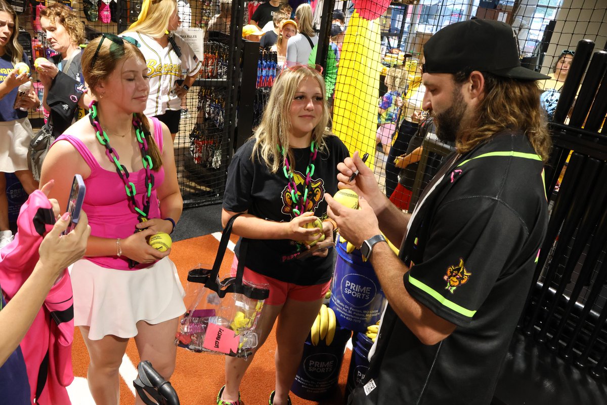 The Bananas are HERE 🍌🔥
Smiles, selfies &amp; nonstop fun at Prime Sports — and we’re just getting started!
Get down here and GO BANANAS 💛🖤
#BananaBall #SavannahBananas #PartyAnimals #PrimeSportsMidwest