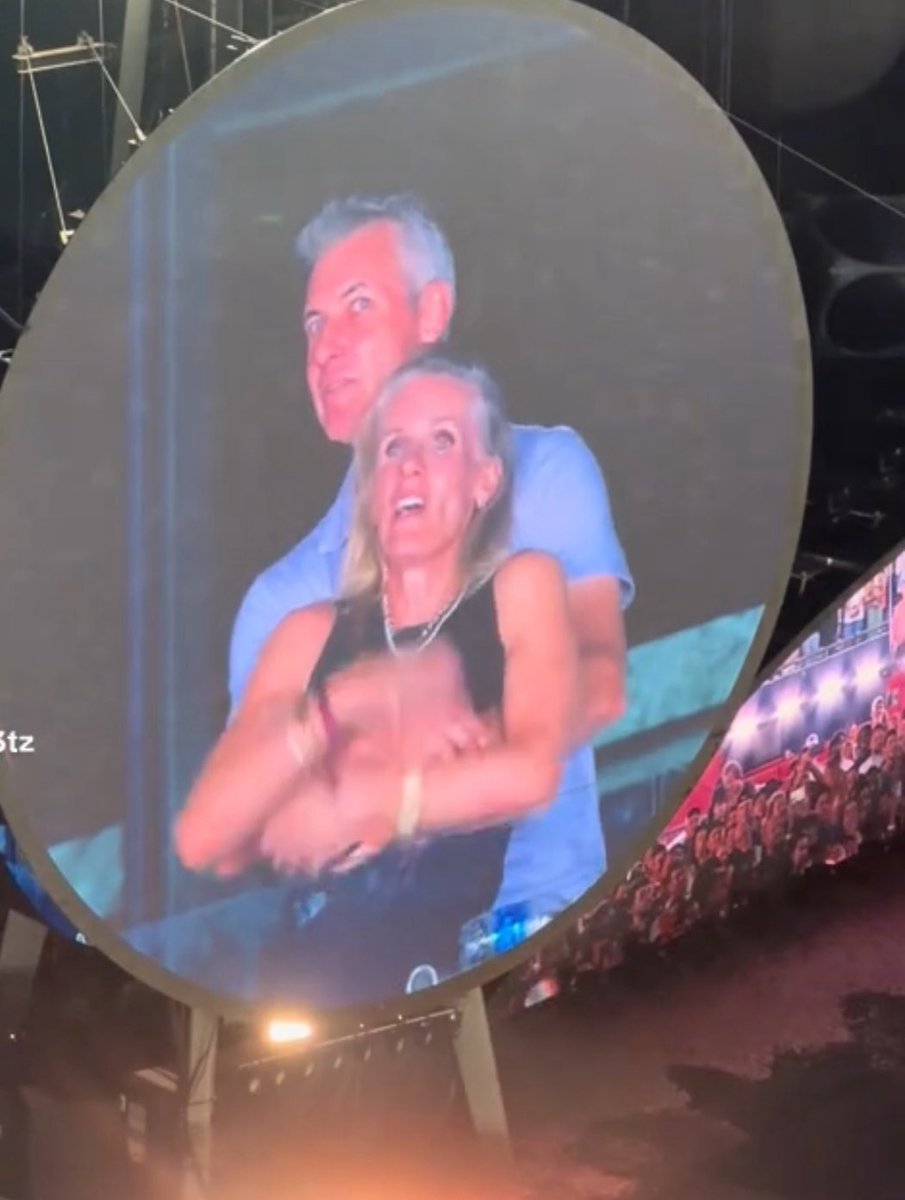 paul_lando's tweet photo. Muero que al que se le pilló corneándole a la esposa con su empleada, le está culpando a Chris Martin y a Coldplay por exponer su vida privada 😭 estabas en un concierto amigo, un lugar público jaja https://t.co/O3o7dTm2Q9