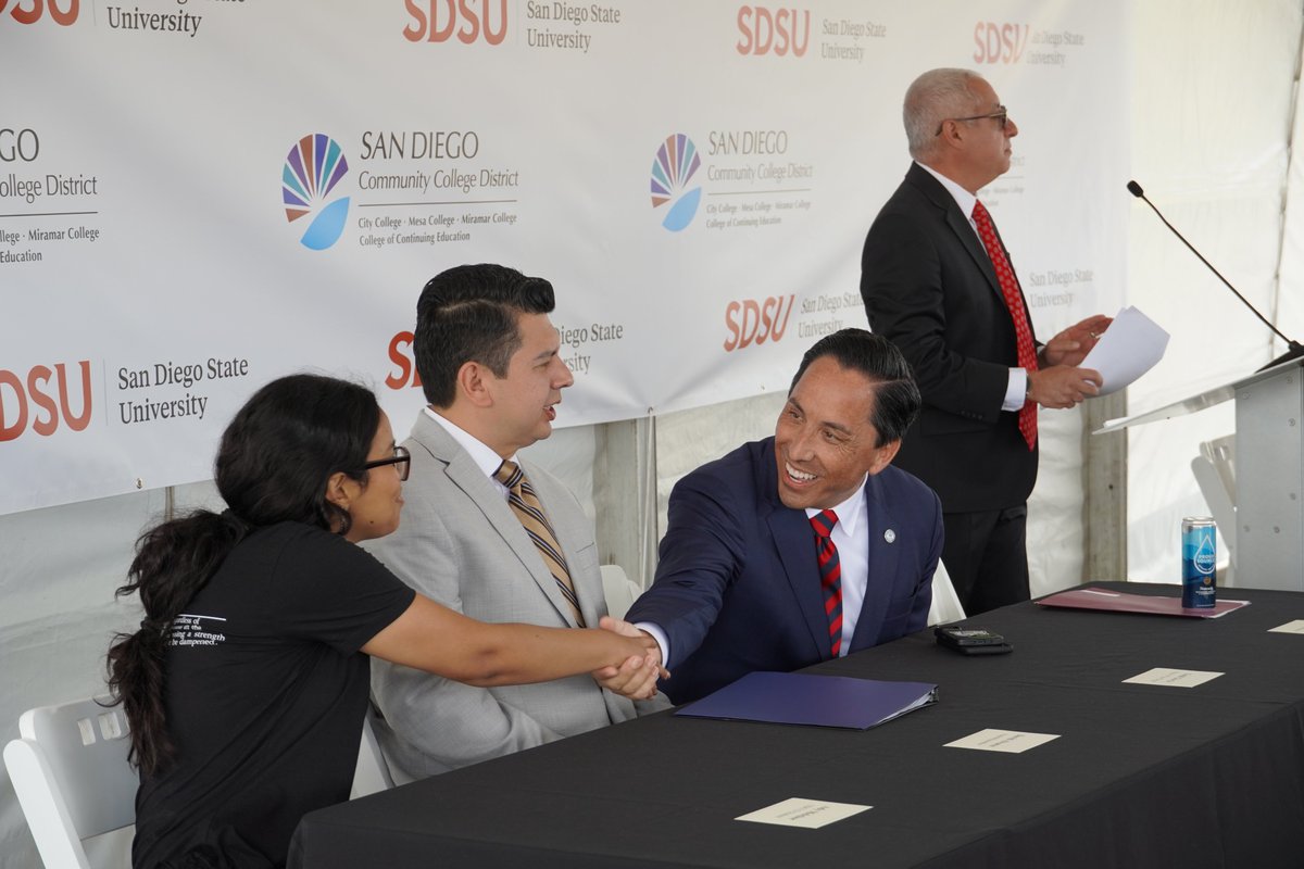 MayorToddGloria's tweet image. San Diego’s future depends on growing our own talent. A new partnership between @SDSU and @SDCCD, anchored in #MissionValley, will expand access to higher ed and create clear pathways to good-paying jobs in San Diego. #Forward #ForAllofUs