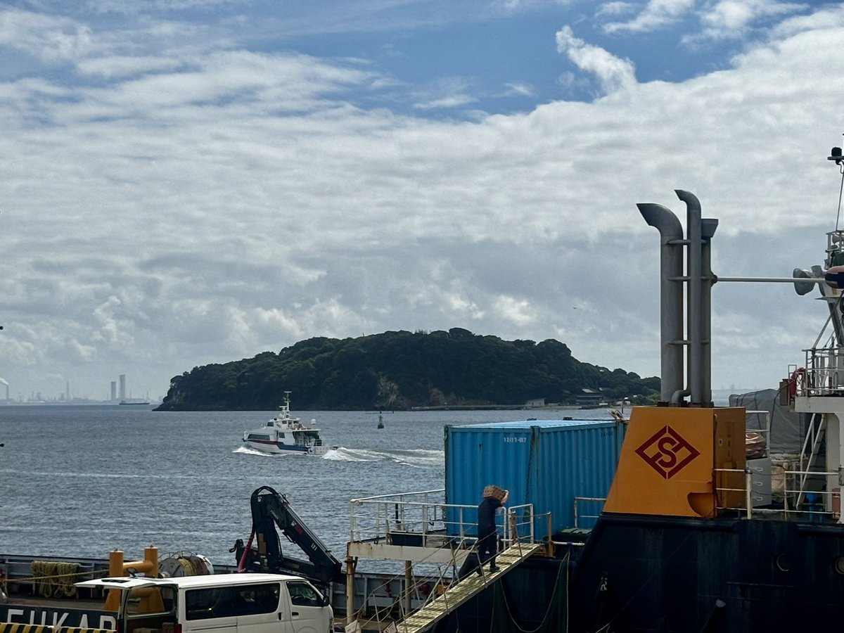 令和7年7月18日、今日の横須賀新港ふ頭のようすです。
雲は多めですが、隙間からのぞく青い空に梅雨明けの近さを感じます。国土交通省の航路調査船が出港していくところが見えました。