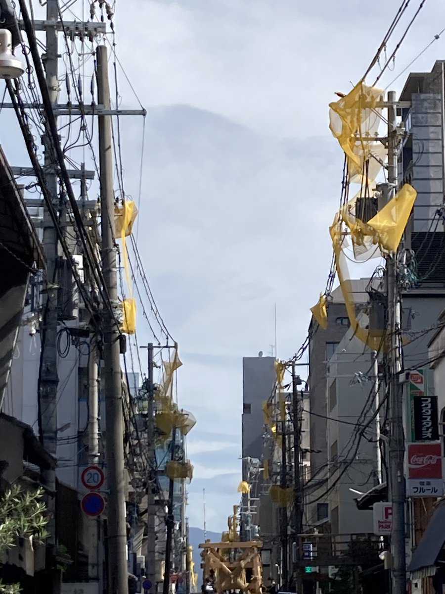 MovePrint's tweet photo. おはようございま！京都四条は昨日は夕方まで雨。今日は晴れまくり。船鉾と岩戸山(木が付いてる)は解体中！船鉾なんか解体早い 土台だけ。祇園祭は後祭へバトンタッチ！#企業公式が毎朝地元の天気を言い合う #祇園祭 #船鉾 #パッケージ・紙箱・化粧箱印刷のムーブ https://t.co/5VtILnDv9V
