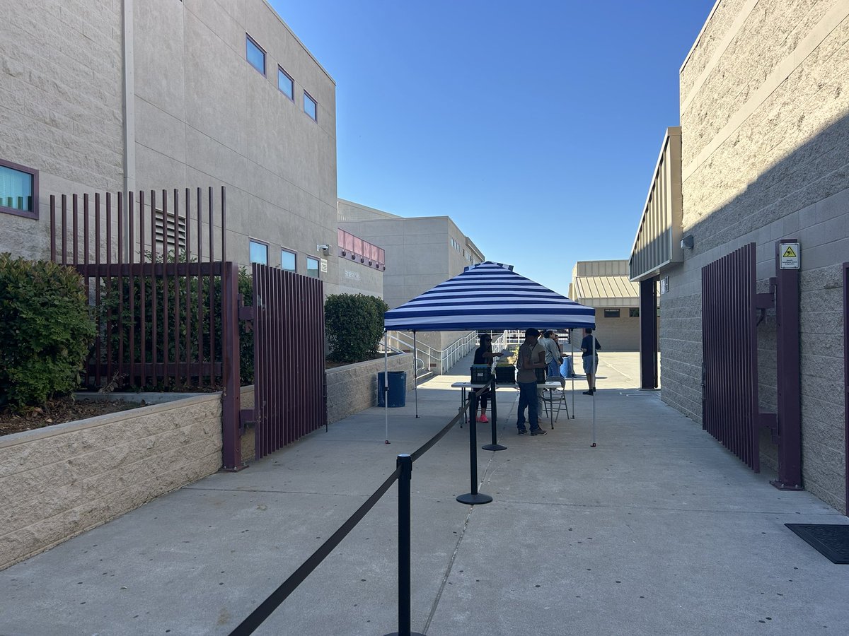 Still no lines at walkthrough.  Come on down now so you don’t have to come Monday!  Go Falcons!!!