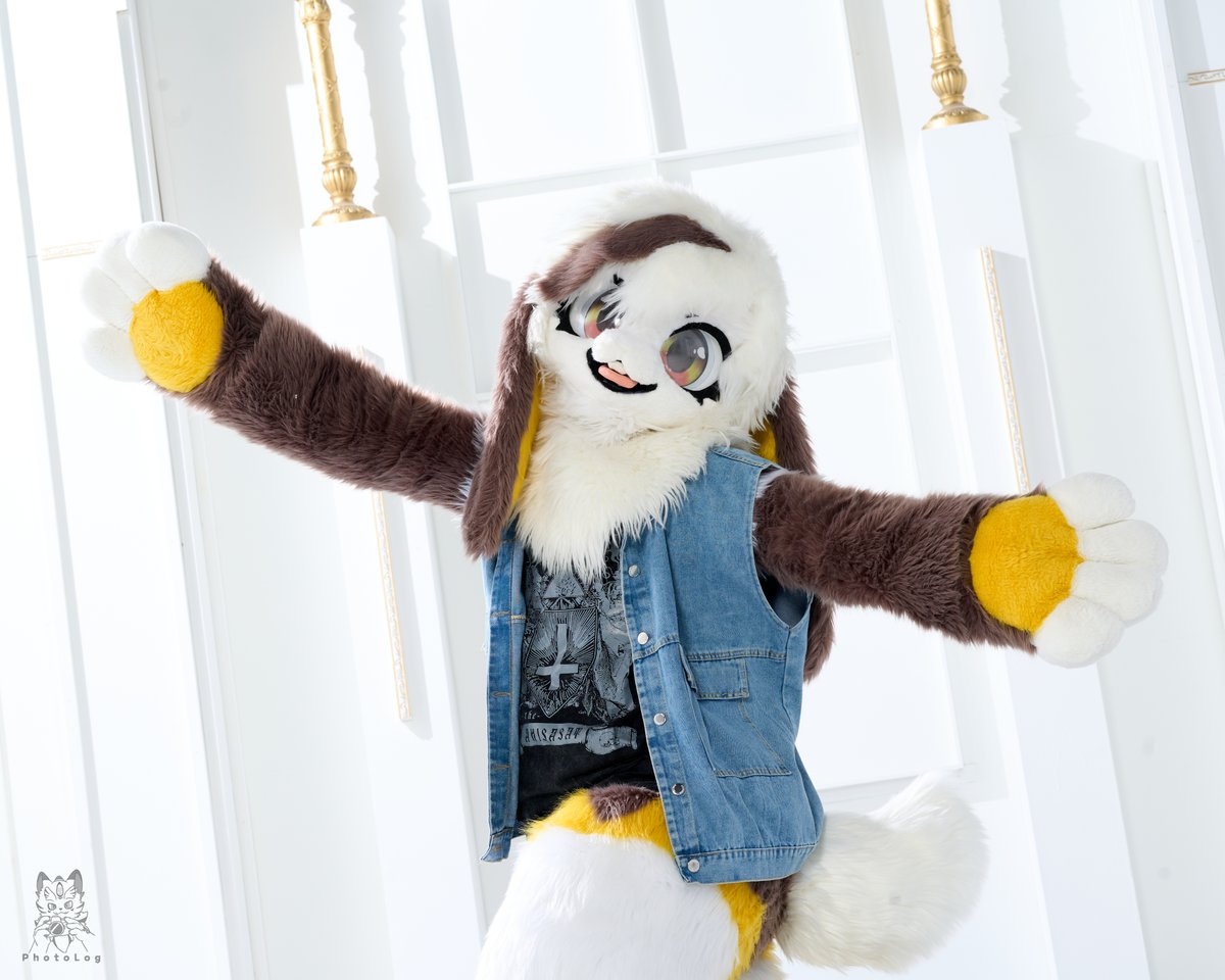 Give me a Hug💛

#FursuitFriday #Fursuit #Boreum