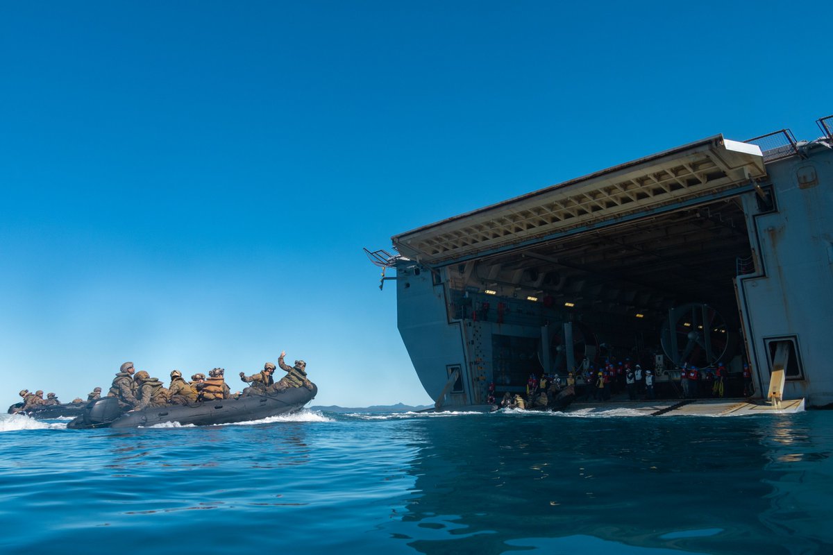 USPacificFleet's tweet image. Sand, surf or air... #BlueGreenTeam is representing during #TalismanSabre25
A @USNavy LCAC lands on the beach in Queensland; @31stMEU Marines head toward the USS San Diego in the Coral Sea; & USS George Washington conducts flight ops in the Timor Sea.