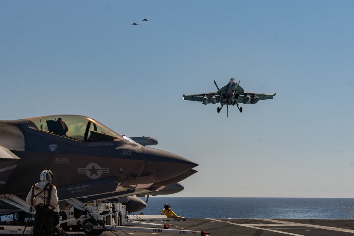 USPacificFleet's tweet image. Sand, surf or air... #BlueGreenTeam is representing during #TalismanSabre25
A @USNavy LCAC lands on the beach in Queensland; @31stMEU Marines head toward the USS San Diego in the Coral Sea; & USS George Washington conducts flight ops in the Timor Sea.
