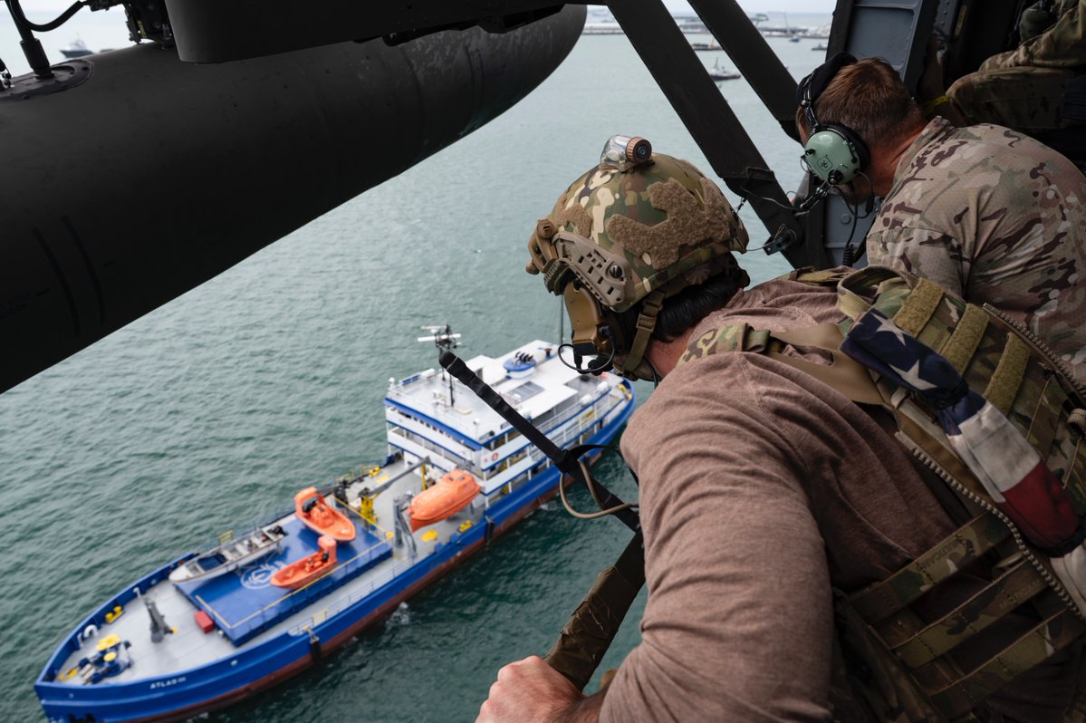 JTF_Bravo's tweet image. A JTF-Bravo UH-60 Blackhawk provided simulated overhead support for @SOCSOUTH and @senafrontpanama, @aeronavalpanama special forces members during their visit, board, search and seizure training on day three of #panamaxalfa2025.
@MinSegPma #StrongerTogether #regionalstability