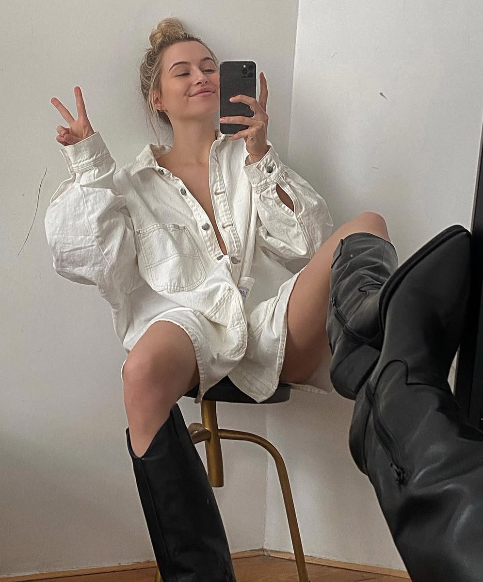 "Just vibing in my favorite oversized shirt and boots ✌️

#MAGA

 #CasualComfort 
#BootSeason
 #SelfieMode