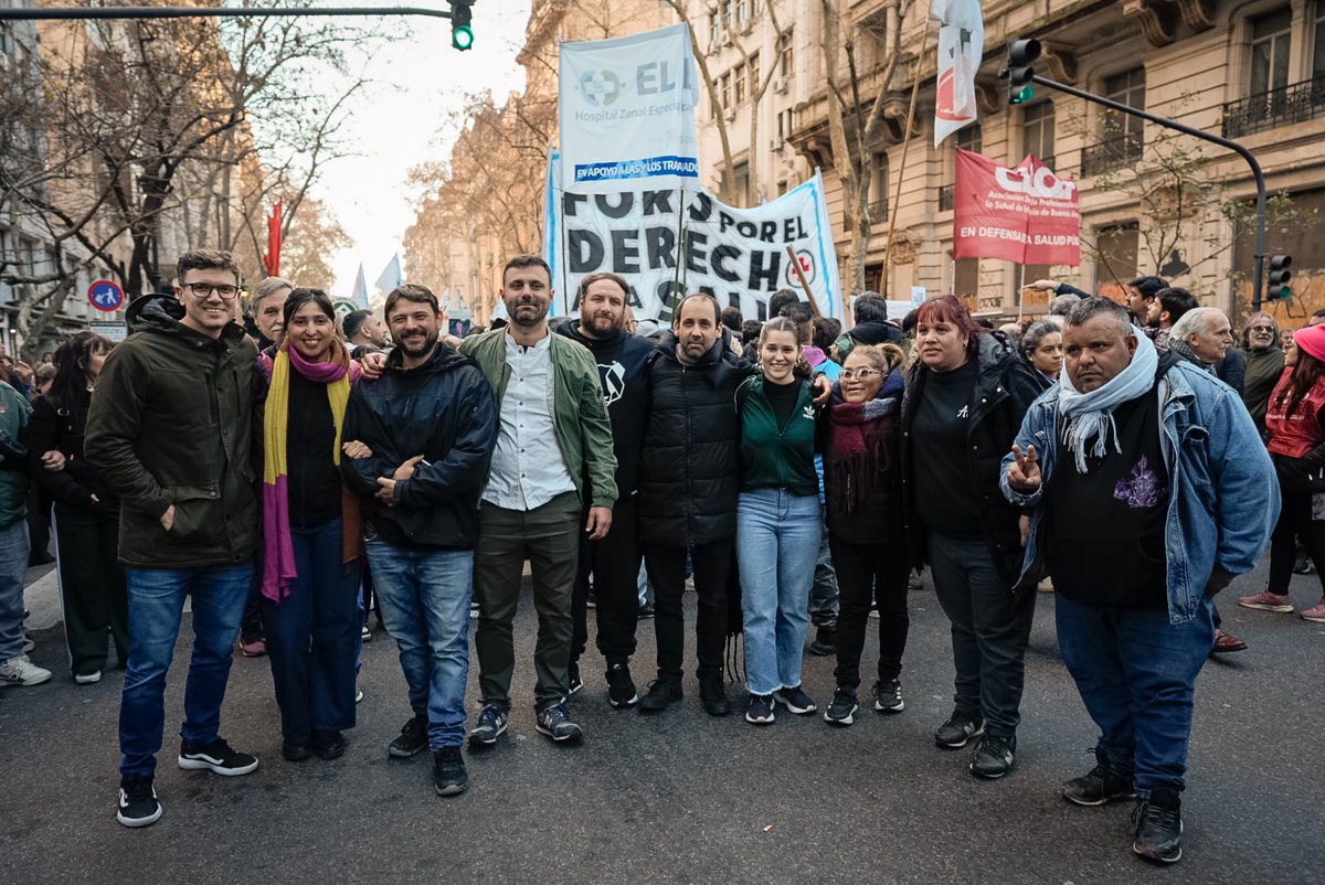 Hoy profesionales de la salud, estudiantes, jubilados y trabajadores salimos a las calles en defensa de la salud pública contra el recorte que está haciendo el gobierno de Milei.

Sin residentes, sin salarios dignos, sin medicamentos y sin trabajadores no hay salud pública.