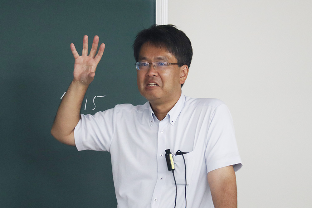 OECU_official's tweet image. 【特別講演開催🎤】
電子通信工学コースの授業で、NTTアクセスサービスシステム研究所の山下史洋氏による講演を実施📡
衛星通信の研究開発から、B5G/6Gに向けた最新技術まで幅広くご紹介いただき、学生にとって非常に貴重な学びの場となりました！
#衛星通信 #B5G #6G #NTT #大阪電気通信大学