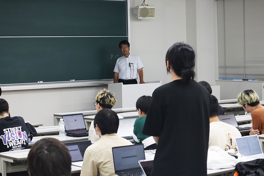 OECU_official's tweet image. 【特別講演開催🎤】
電子通信工学コースの授業で、NTTアクセスサービスシステム研究所の山下史洋氏による講演を実施📡
衛星通信の研究開発から、B5G/6Gに向けた最新技術まで幅広くご紹介いただき、学生にとって非常に貴重な学びの場となりました！
#衛星通信 #B5G #6G #NTT #大阪電気通信大学