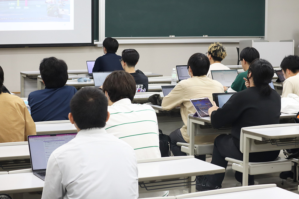 OECU_official's tweet image. 【特別講演開催🎤】
電子通信工学コースの授業で、NTTアクセスサービスシステム研究所の山下史洋氏による講演を実施📡
衛星通信の研究開発から、B5G/6Gに向けた最新技術まで幅広くご紹介いただき、学生にとって非常に貴重な学びの場となりました！
#衛星通信 #B5G #6G #NTT #大阪電気通信大学